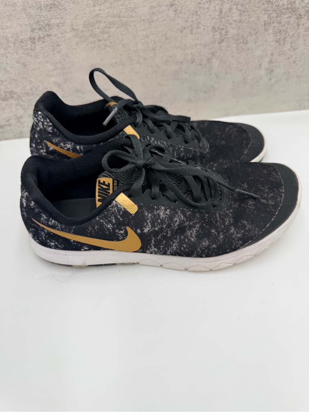 Nike Flex Experience RN 6 Running Shoes | Women’s 7.5 | Black/Gold